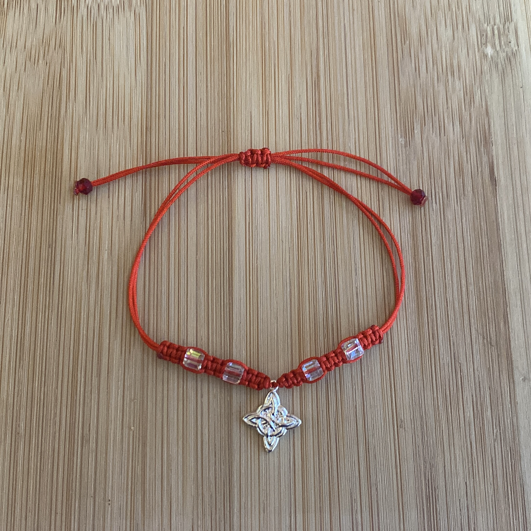 Pulsera de hilo rojo con nudo de bruja colgante  1