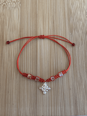 Pulsera de hilo rojo con nudo de bruja colgante 