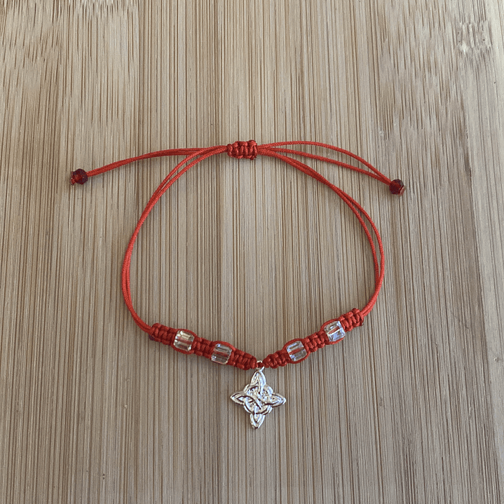 Pulsera de hilo rojo con nudo de bruja colgante  1