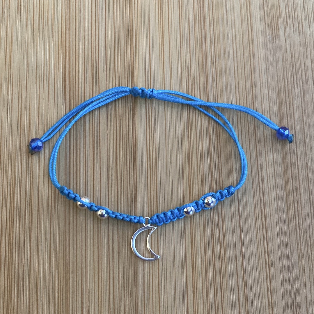 Pulsera de hilo color celeste con una Luna 1