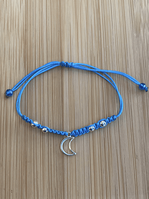 Pulsera de hilo color celeste con una Luna