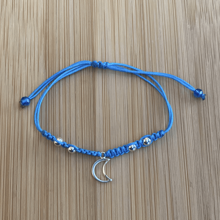 Pulsera de hilo color celeste con una Luna 1
