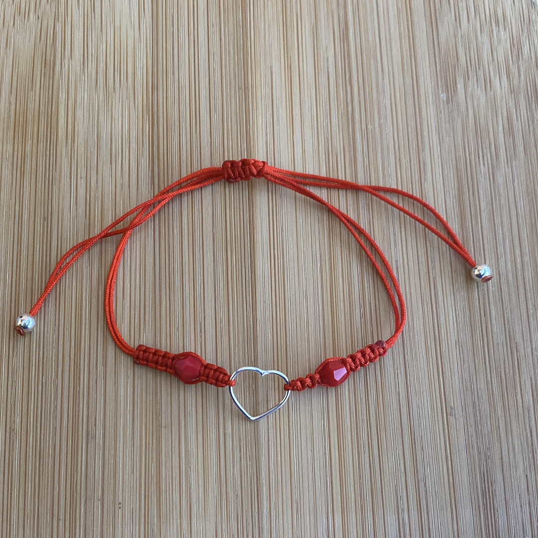 Pulsera de hilo rojo con un Corazón 1