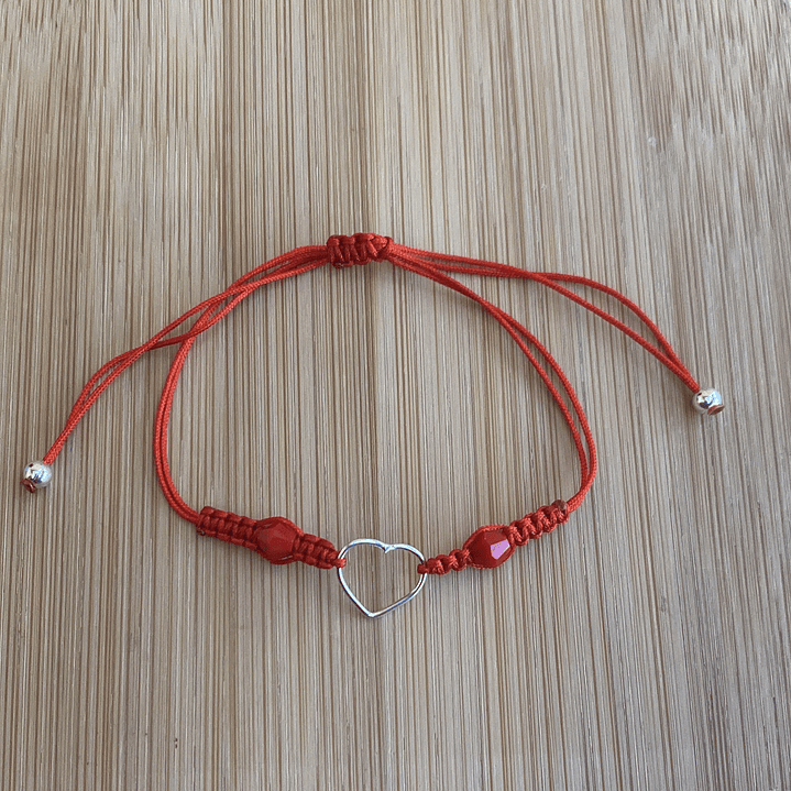 Pulsera de hilo rojo con un Corazón 1