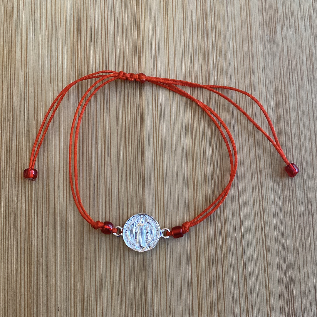 Pulsera de hilo rojo con San Benito 1