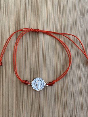 Pulsera de hilo rojo con San Benito