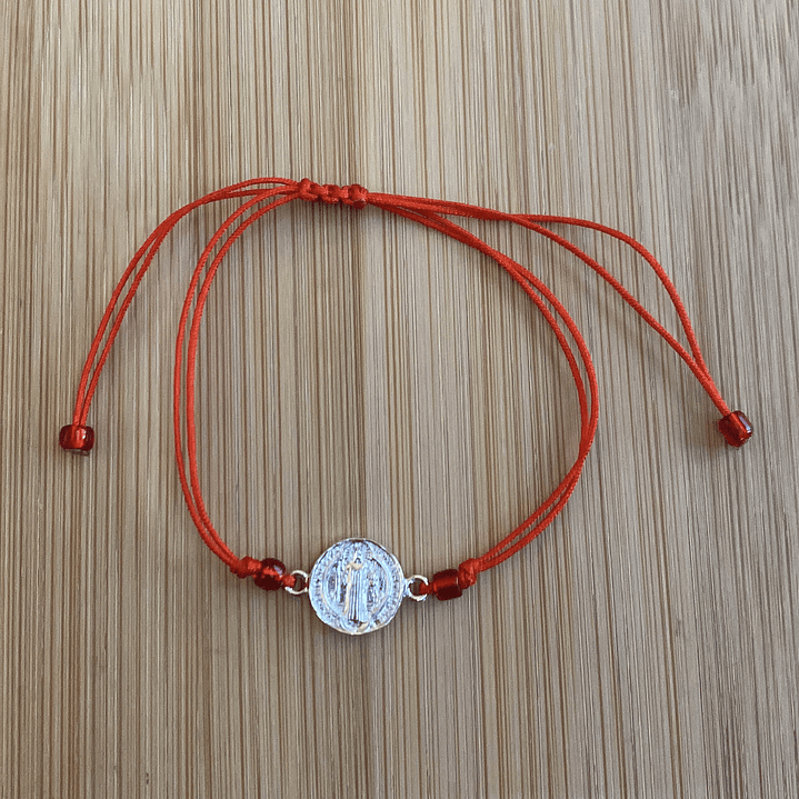 Pulsera de hilo rojo con San Benito 1
