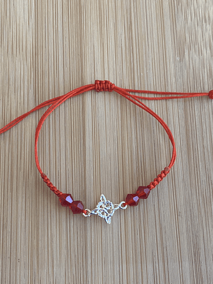 Pulsera de hilo rojo con nudo de bruja