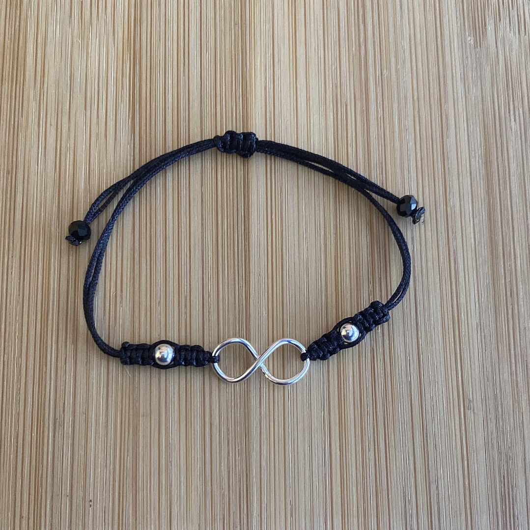Pulsera de hilo negro con Infinito 1