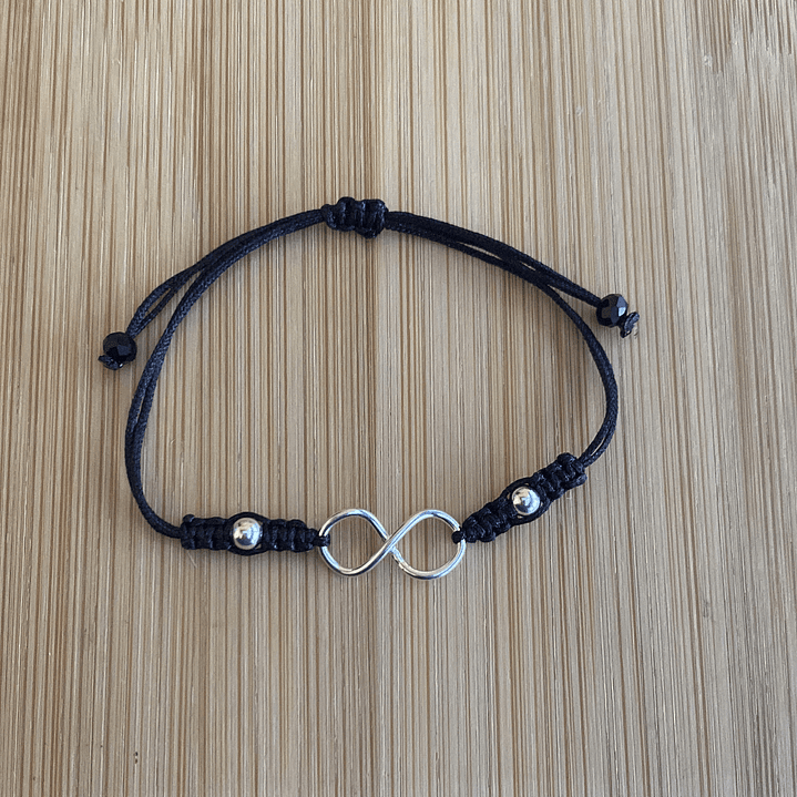 Pulsera de hilo negro con Infinito 1