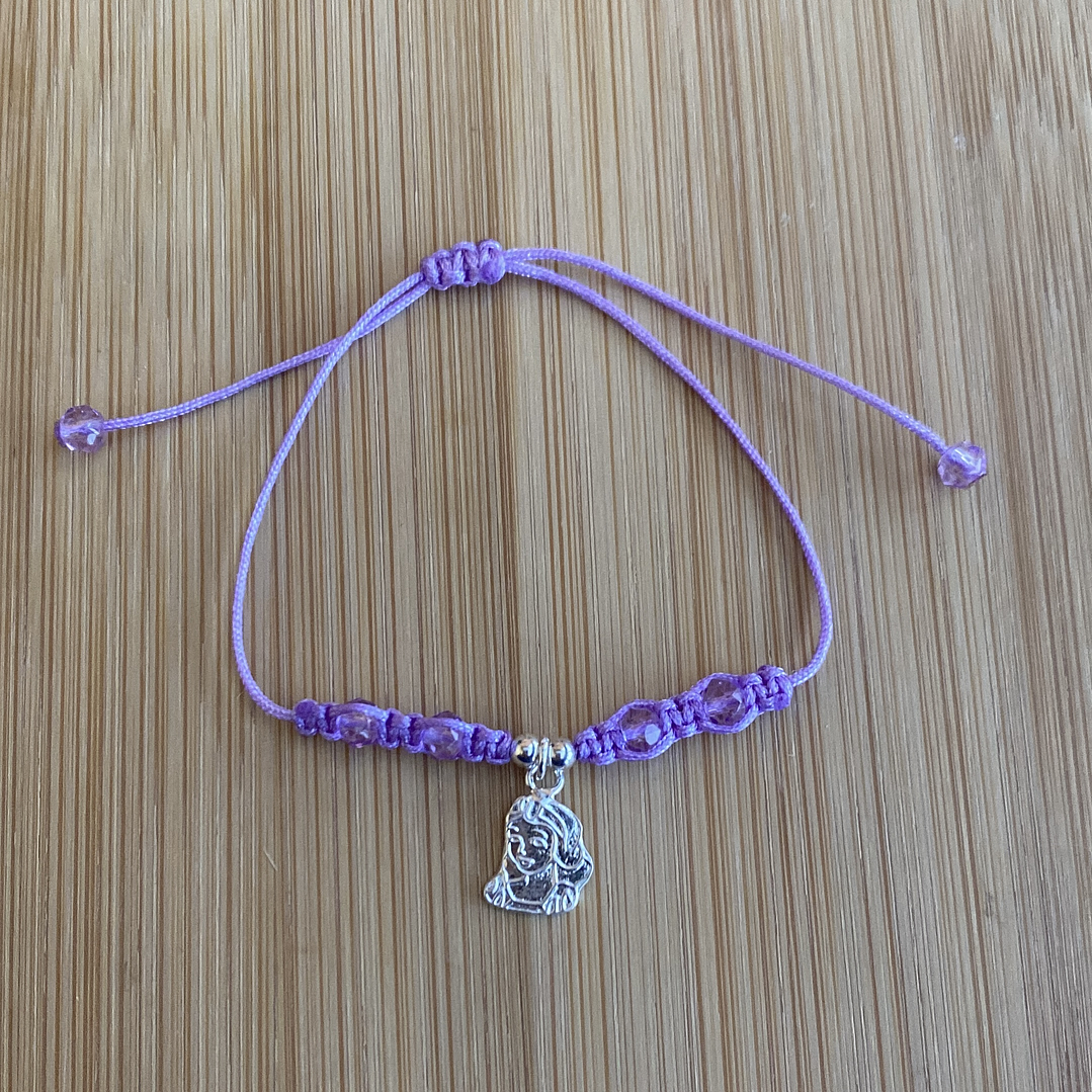 Pulsera de hilo color lila con colgante de una niña 1