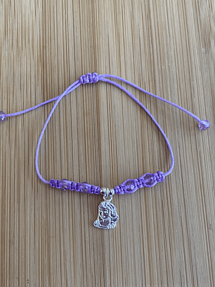 Pulsera de hilo color lila con colgante de una niña