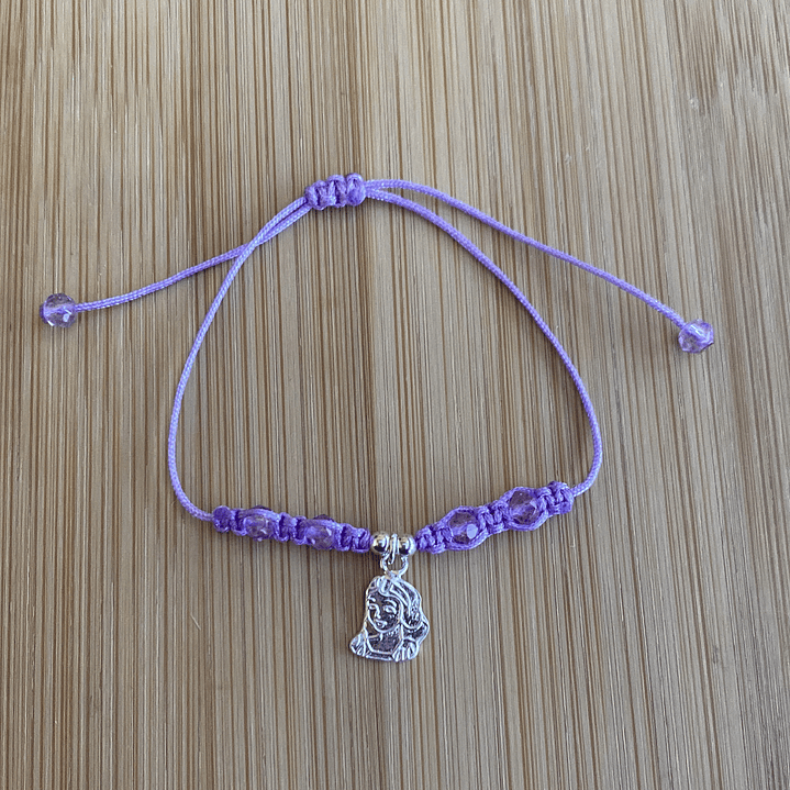 Pulsera de hilo color lila con colgante de una niña 1