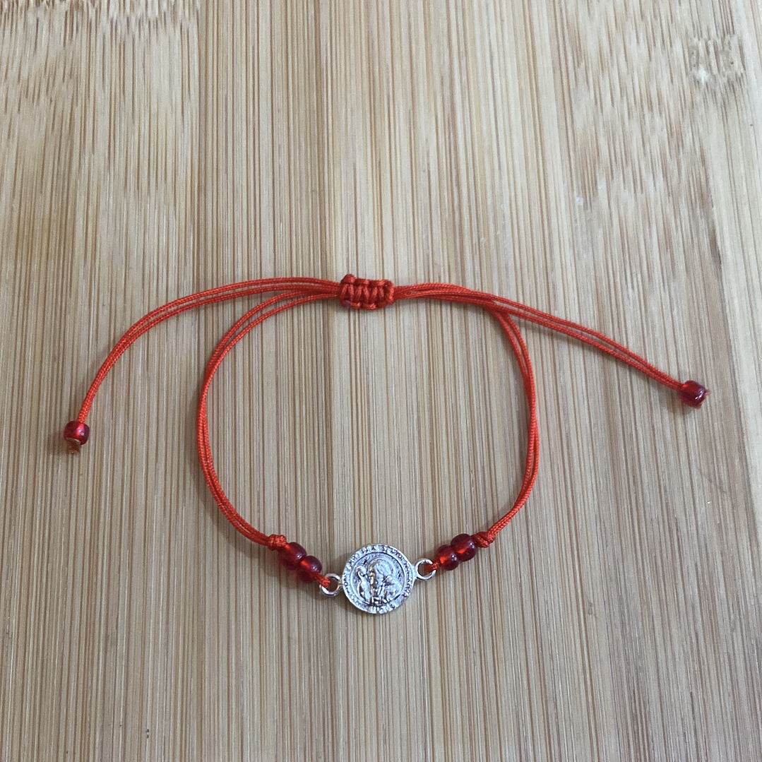 Pulsera de hilo roja con San Benito 1