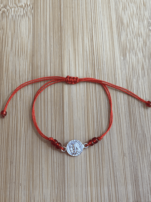 Pulsera de hilo roja con San Benito