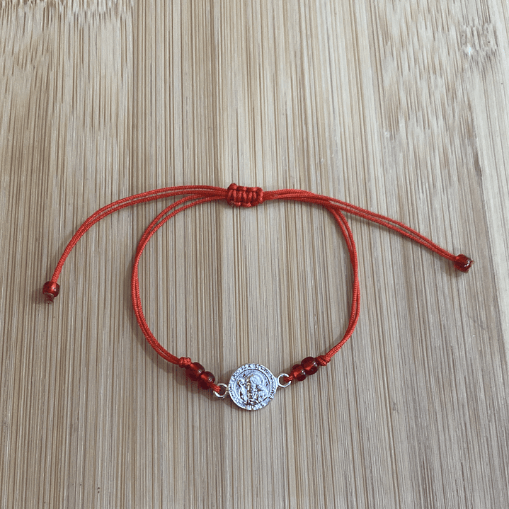 Pulsera de hilo roja con San Benito 1