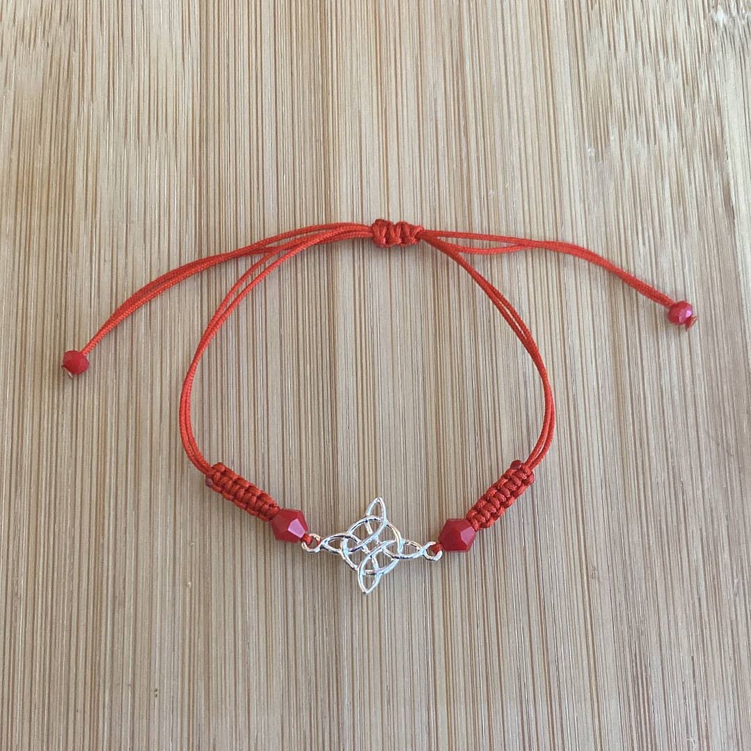 Pulsera de hilo roja con nudo de bruja 1