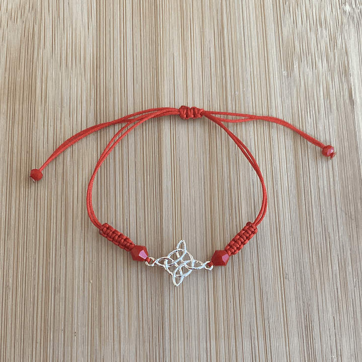 Pulsera de hilo roja con nudo de bruja 1
