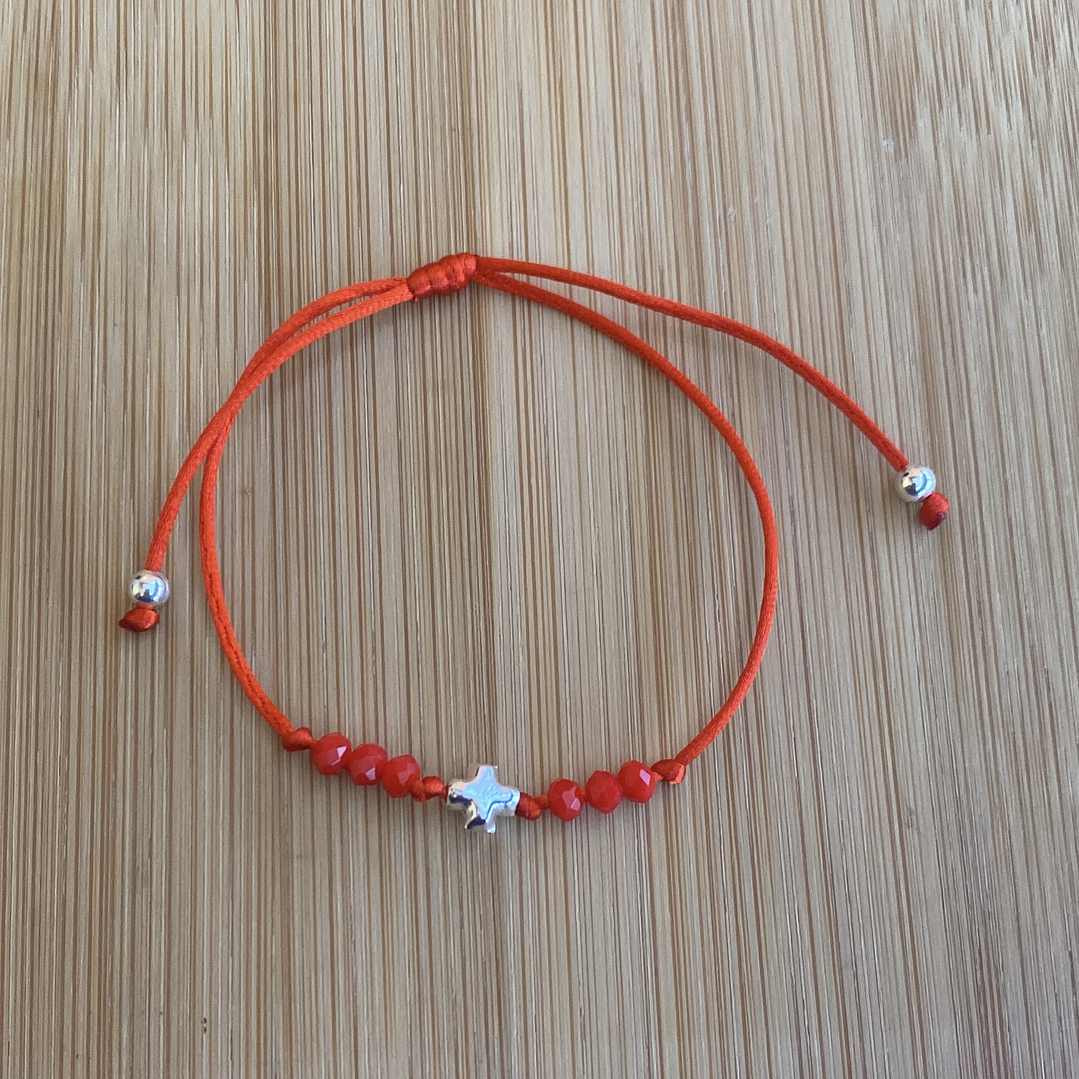 Pulsera de hilo roja con cruz 1