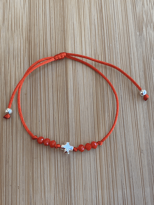 Pulsera de hilo roja con cruz