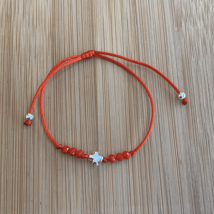 Pulsera de hilo roja con cruz 1