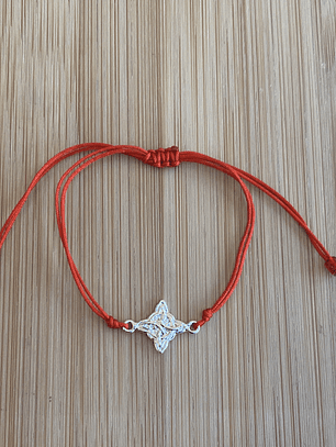 Pulsera de hilo rojo con nudo de bruja