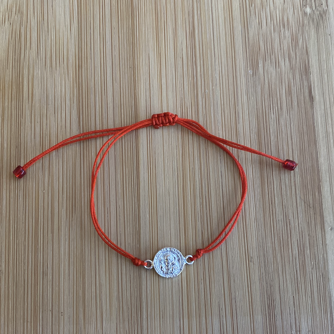 Pulsera de hilo rojo con San Benito  1