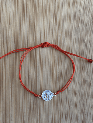 Pulsera de hilo rojo con San Benito 