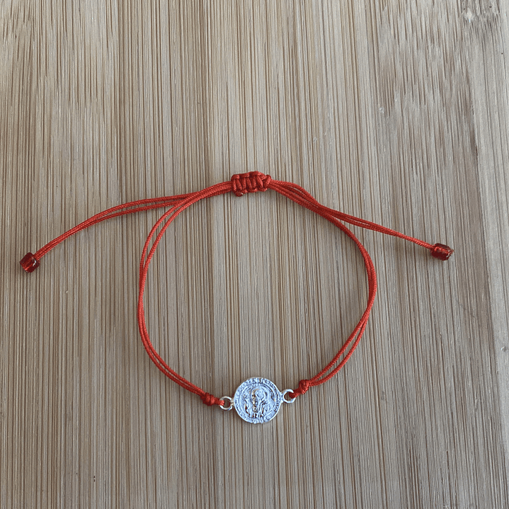Pulsera de hilo rojo con San Benito  1