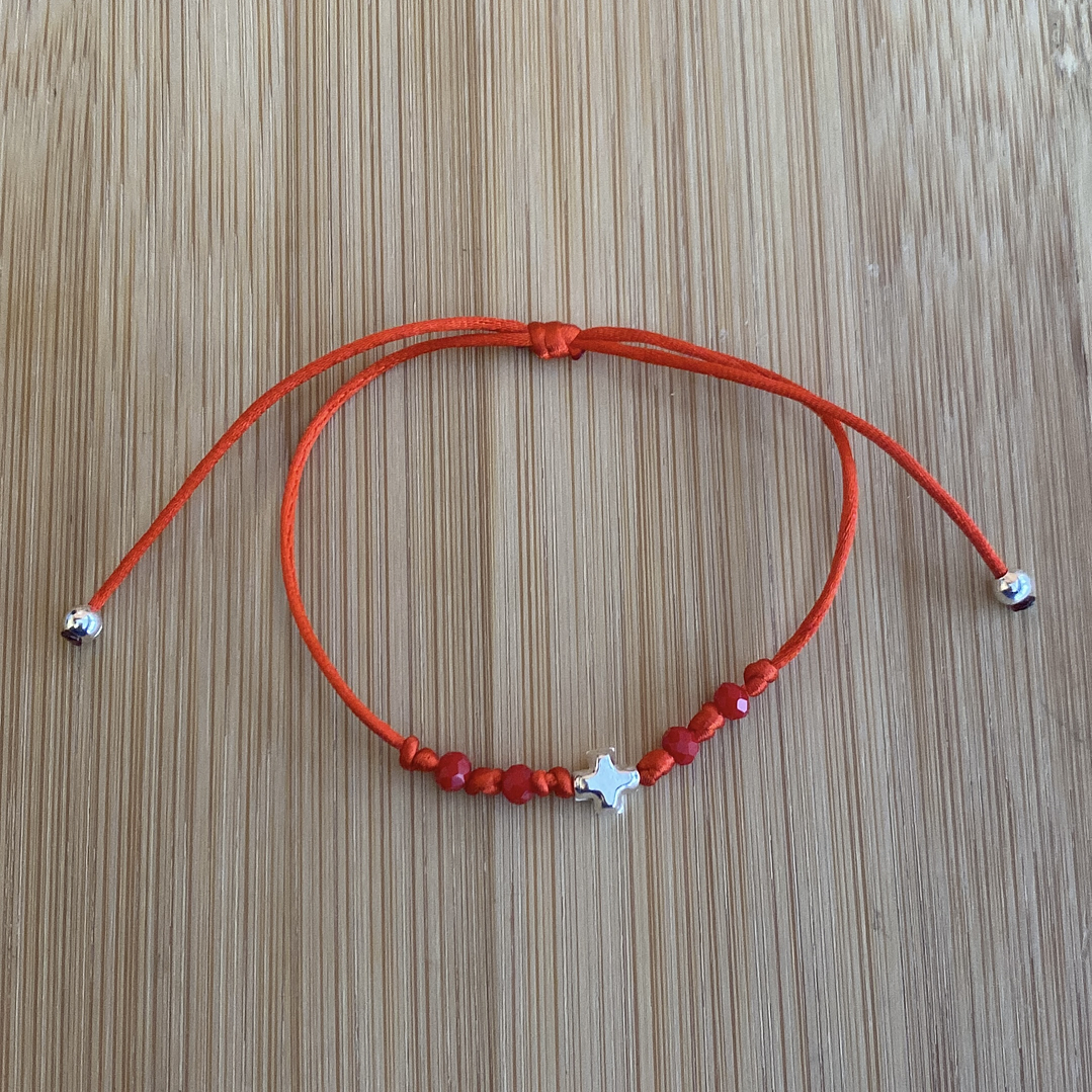 Pulsera de hilo rojo con una cruz 1