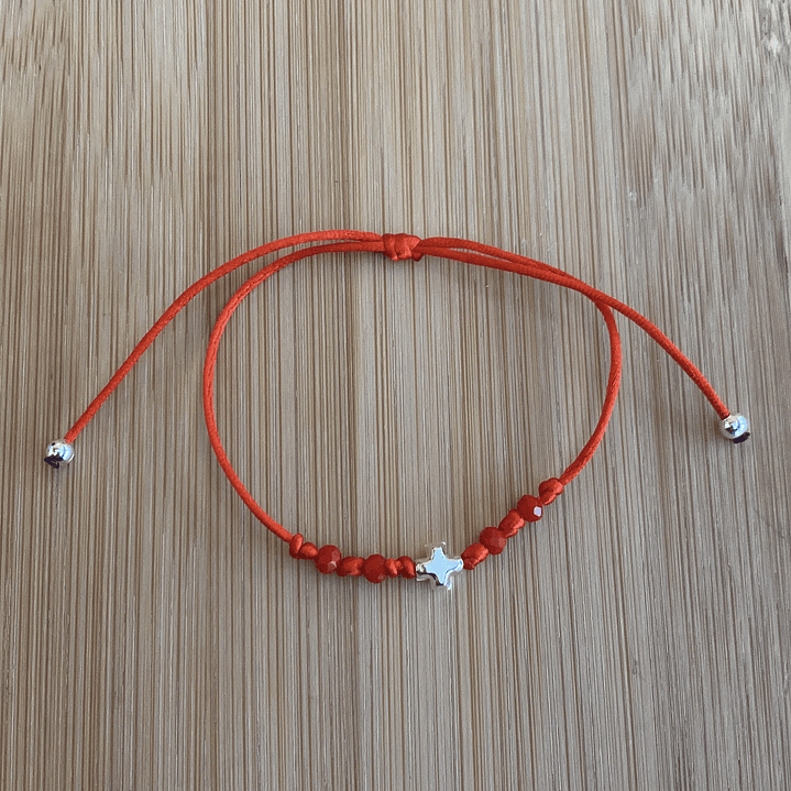 Pulsera de hilo rojo con una cruz 1