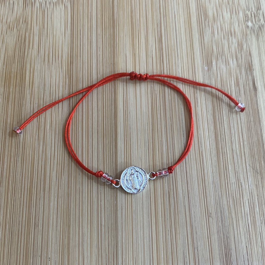 Pulsera de hilo rojo con San Benito 1
