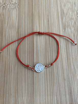 Pulsera de hilo rojo con San Benito
