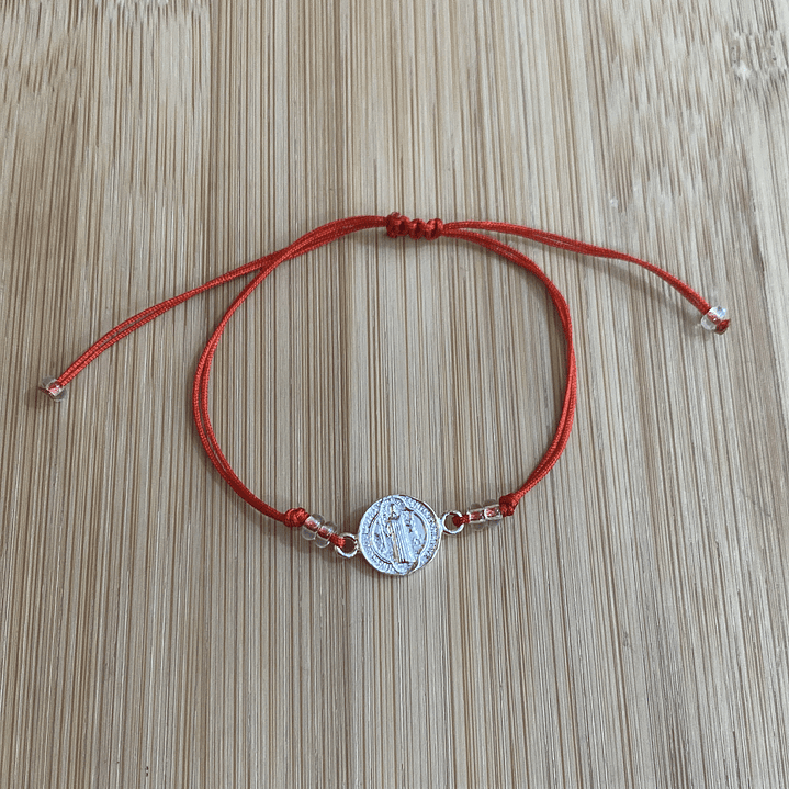 Pulsera de hilo rojo con San Benito 1