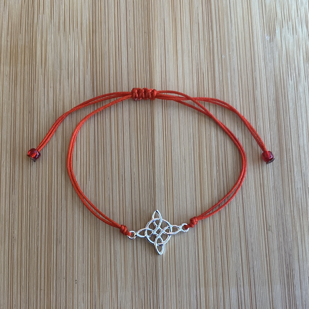 Pulsera de hilo rojo con colgante de nudo de bruja 1