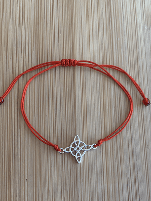 Pulsera de hilo rojo con colgante de nudo de bruja
