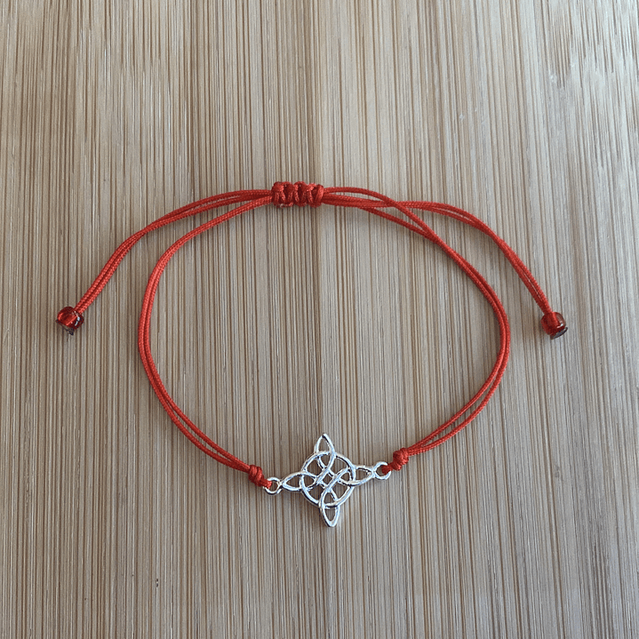 Pulsera de hilo rojo con colgante de nudo de bruja 1
