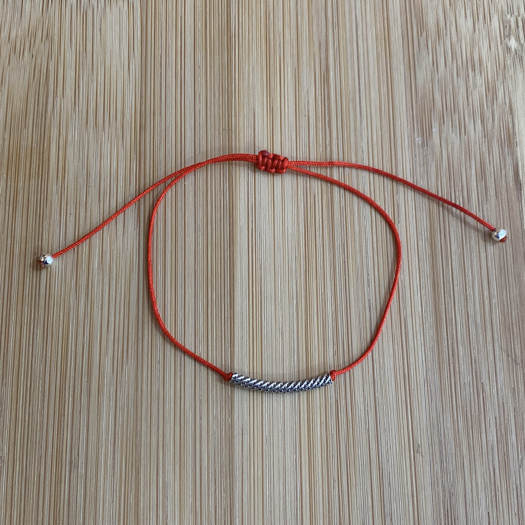 Pulseras de hilo rojo con conector de plata 1