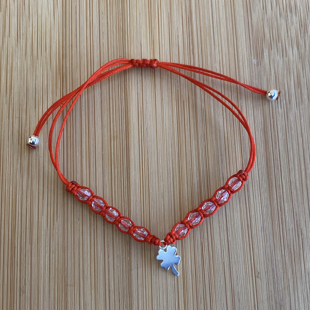 Pulsera de hilo rojo con colgante de trevol 1