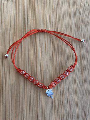 Pulsera de hilo rojo con colgante de trevol