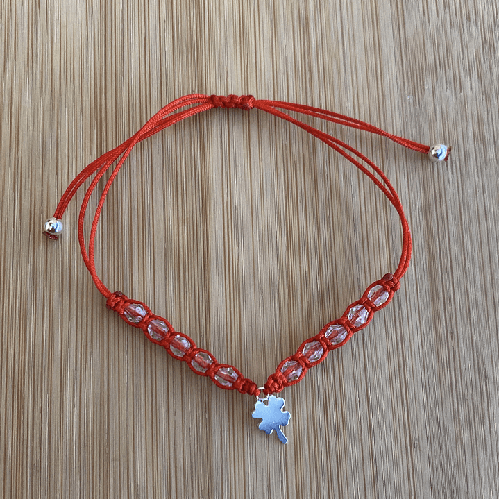 Pulsera de hilo rojo con colgante de trevol 1