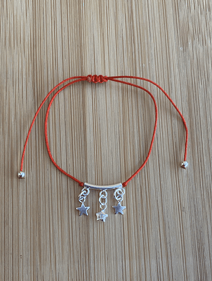 Pulsera de hilo rojo con estrellas