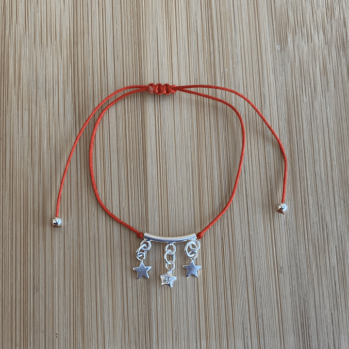 Pulsera de hilo rojo con estrellas 1