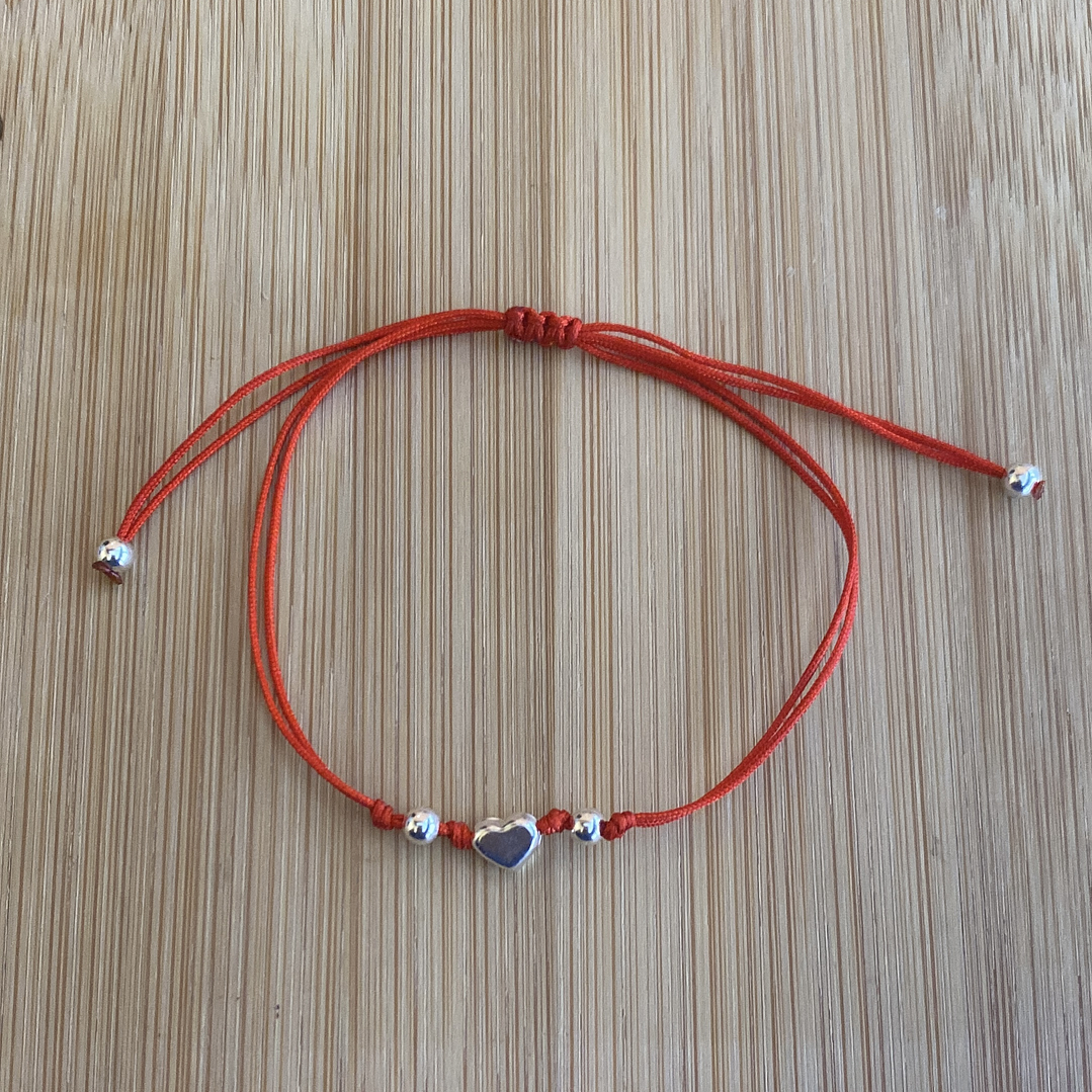 Pulsera de hilo rojo con corazón 1