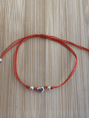 Pulsera de hilo rojo con corazón