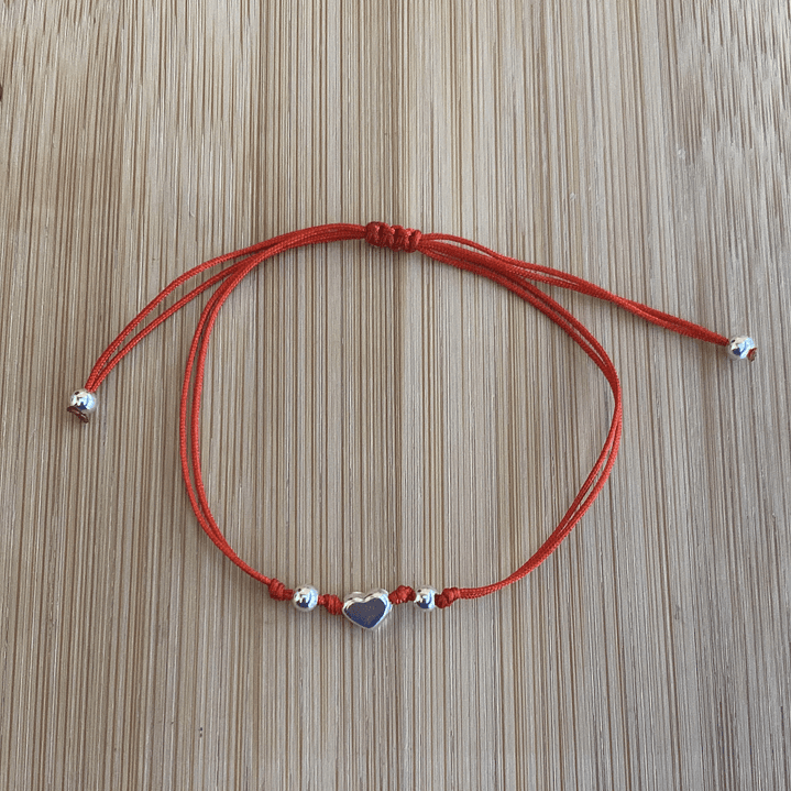 Pulsera de hilo rojo con corazón 1