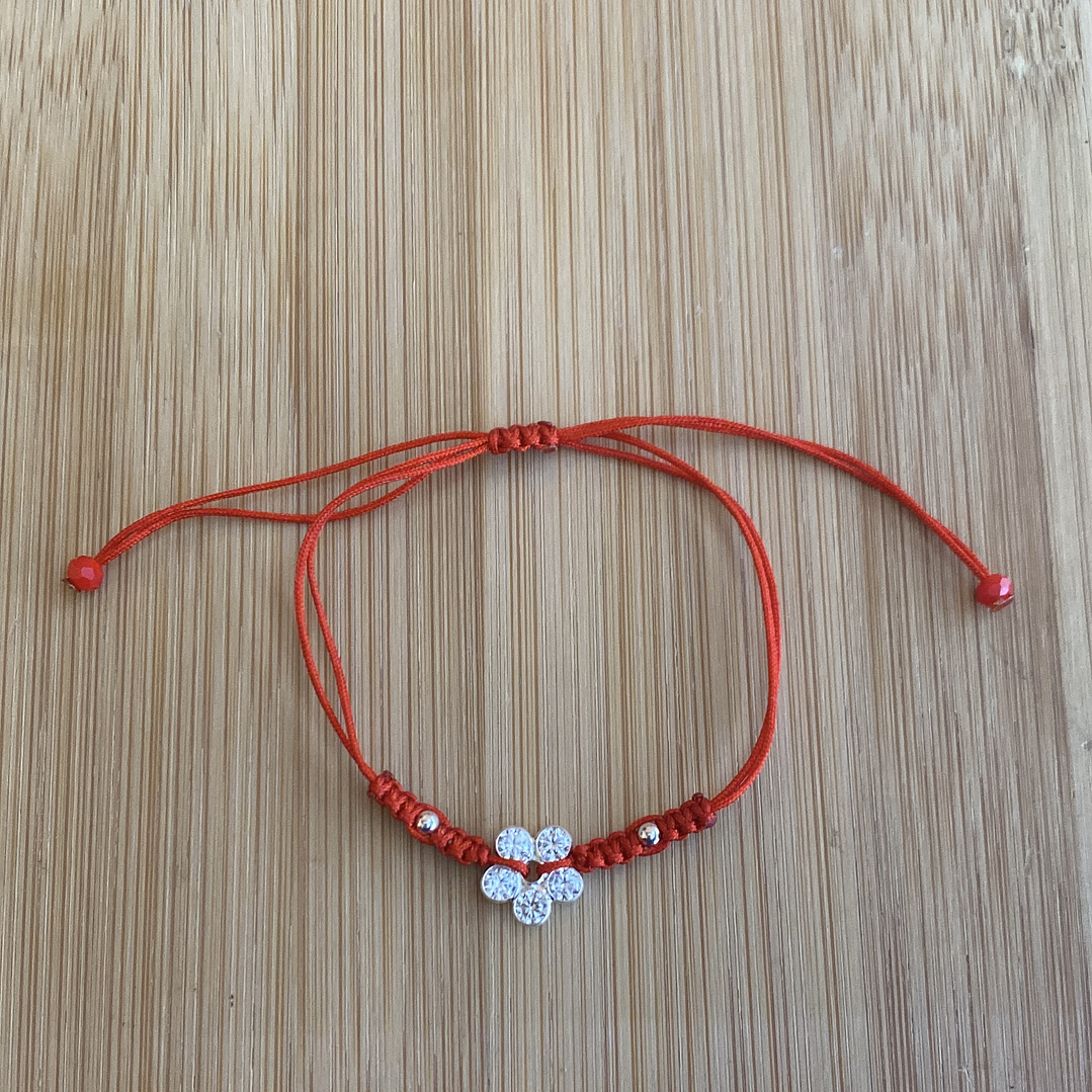 Pulsera de hilo rojo con una Flor 1