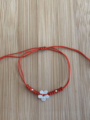 Pulsera de hilo rojo con una Flor