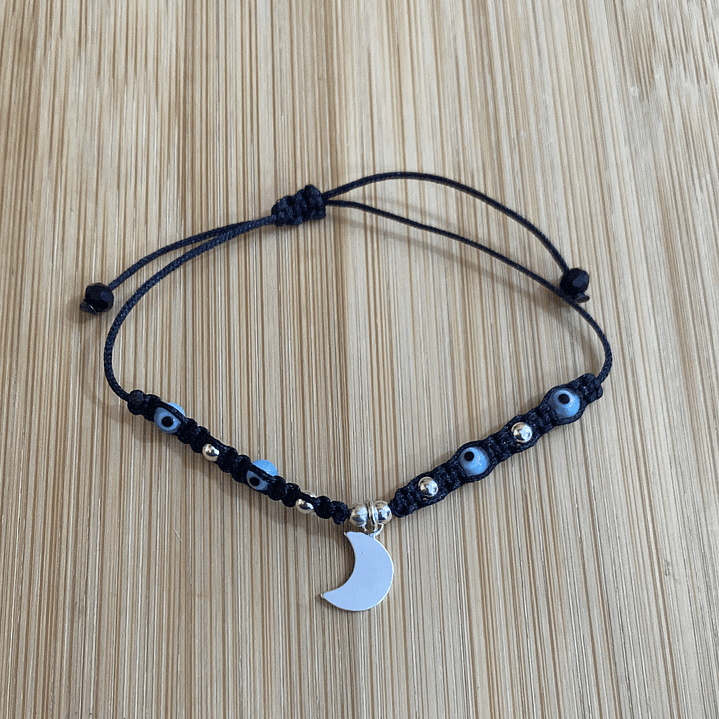 Pulsera de hilo en color negro con luna 1