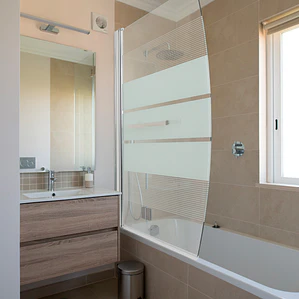 Mampara Abatible de Tina Curva Senna Líneas Blancas 6mm 140x90 cm